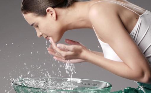 冷水洗臉能去紅血絲嗎 冷水洗臉能收縮毛孔嗎