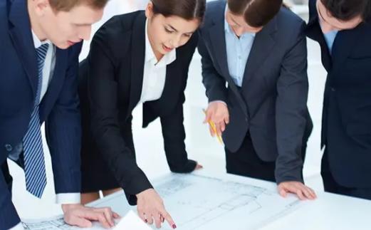 下班被領導請吃飯要去嗎 和領導吃完飯要不要問他有沒有到家